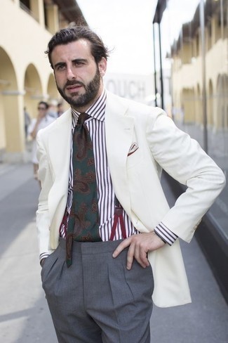 Come indossare e abbinare bretelle marroni per un uomo di 30 anni: Prova a combinare un blazer bianco con bretelle marroni per una sensazione di semplicità e spensieratezza.