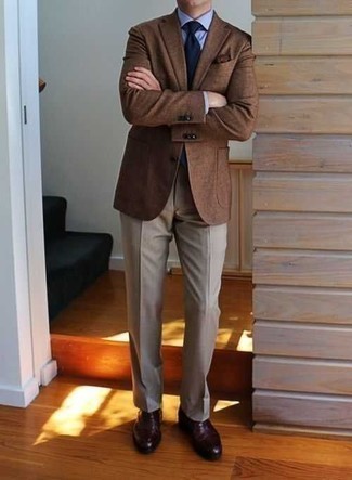 Quale pantaloni eleganti indossare con scarpe oxford bordeaux per un uomo di 30 anni in estate 2024: Metti un blazer marrone e pantaloni eleganti come un vero gentiluomo. Scarpe oxford bordeaux sono una validissima scelta per completare il look. Ecco un look indispensabile per l’estate.