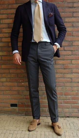 Come indossare e abbinare una cravatta geometrica senape: Mostra il tuo stile in un blazer blu scuro con una cravatta geometrica senape per un look elegante e alla moda. Completa questo look con un paio di mocassini con nappine in pelle scamosciata marrone chiaro.