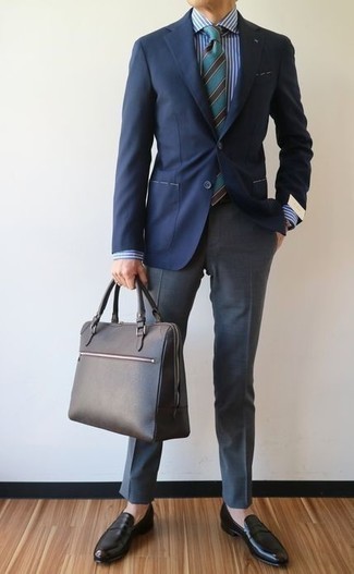 Come indossare e abbinare una cravatta verde scuro per un uomo di 40 anni: Abbina un blazer blu scuro con una cravatta verde scuro per un look elegante e alla moda. Per distinguerti dagli altri, scegli un paio di mocassini eleganti in pelle neri come calzature.