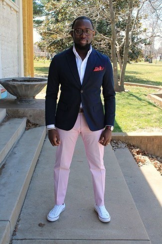 Quale camicia elegante indossare con pantaloni eleganti rosa per un uomo di 30 anni: Vestiti con una camicia elegante e pantaloni eleganti rosa per un look elegante e alla moda. Per un look più rilassato, scegli un paio di sneakers basse di tela bianche.