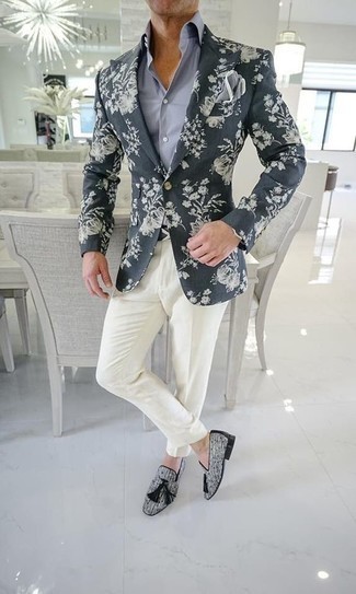 Come indossare e abbinare mocassini eleganti di tela grigi: Potresti combinare un blazer stampato grigio scuro con pantaloni eleganti bianchi per essere sofisticato e di classe. Mocassini eleganti di tela grigi sono una valida scelta per completare il look.