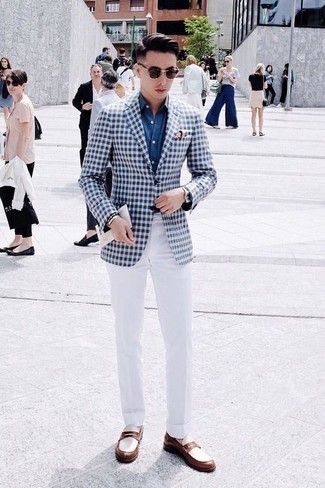 Look alla moda per uomo: Blazer a quadretti bianco e blu scuro, Camicia elegante in chambray blu, Pantaloni eleganti bianchi, Mocassini eleganti in pelle marroni