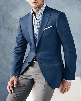 Come indossare e abbinare una camicia elegante a quadretti bianca e blu quando fa caldo: Metti una camicia elegante a quadretti bianca e blu e pantaloni eleganti grigi come un vero gentiluomo.