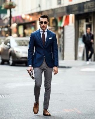 Quale scarpe derby indossare con pantaloni eleganti grigi: Vestiti con un blazer blu scuro e pantaloni eleganti grigi per essere sofisticato e di classe. Scarpe derby sono una eccellente scelta per completare il look.
