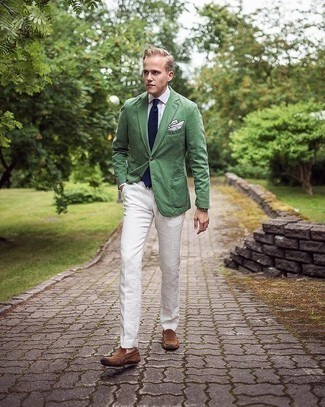 Come indossare e abbinare un blazer verde in modo formale: Sfoggia il tuo aspetto migliore con un blazer verde e pantaloni eleganti bianchi. Se non vuoi essere troppo formale, prova con un paio di mocassini driving in pelle scamosciata marroni.