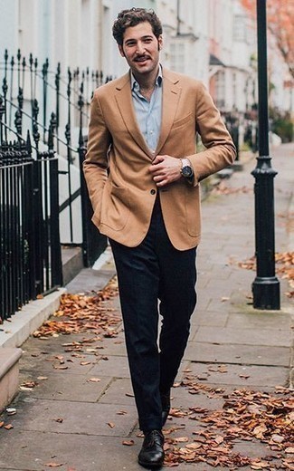 Quale scarpe derby indossare con un blazer beige: Potresti combinare un blazer beige con pantaloni eleganti di lana blu scuro come un vero gentiluomo. Scarpe derby sono una interessante scelta per completare il look.