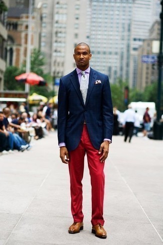 Quale camicia elegante indossare con pantaloni eleganti rossi per un uomo di 30 anni: Vestiti con una camicia elegante e pantaloni eleganti rossi come un vero gentiluomo. Perfeziona questo look con un paio di scarpe oxford in pelle terracotta.