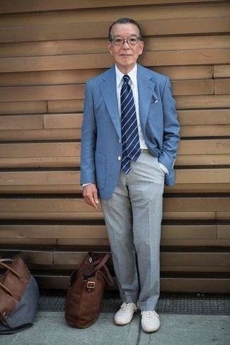 Look alla moda per uomo: Blazer azzurro, Camicia elegante bianca, Pantaloni eleganti grigi, Sneakers basse di tela bianche