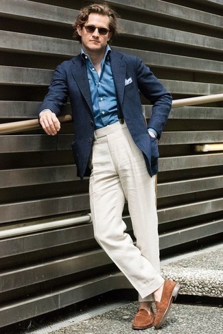 Come indossare e abbinare bretelle blu quando fa caldo: Scegli un outfit composto da un blazer blu scuro e bretelle blu per una sensazione di semplicità e spensieratezza. Prova con un paio di mocassini eleganti in pelle scamosciata marroni per un tocco virile.