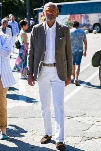 Quale blazer indossare con mocassini eleganti marroni per un uomo di 60 anni in estate 2024: Abbina un blazer con pantaloni eleganti bianchi come un vero gentiluomo. Perfeziona questo look con un paio di mocassini eleganti marroni. Questo, ovviamente, è il look perfetto per l’estate.