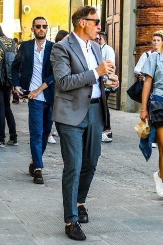 Quale scarpe derby indossare con un blazer grigio per un uomo di 40 anni quando fa caldo: Abbina un blazer grigio con pantaloni eleganti blu scuro per essere sofisticato e di classe. Scarpe derby sono una valida scelta per completare il look.
