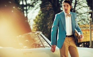 Come indossare e abbinare una giacca azzurra in modo formale: Potresti combinare una giacca azzurra con pantaloni eleganti terracotta come un vero gentiluomo.