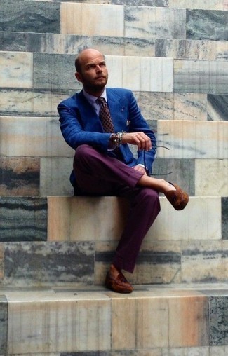 Look alla moda per uomo: Blazer blu, Camicia elegante bianca, Pantaloni eleganti viola melanzana, Mocassini eleganti in pelle scamosciata terracotta