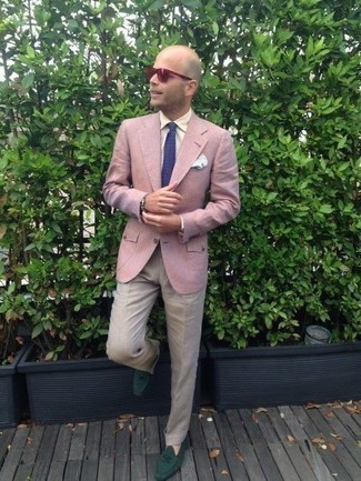 Quale pantaloni eleganti indossare con un blazer rosa in estate 2024: Scegli un outfit composto da un blazer rosa e pantaloni eleganti per essere sofisticato e di classe. Perfeziona questo look con un paio di mocassini eleganti in pelle scamosciata verde scuro. È splendida idea per un outfit estivo!
