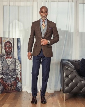 Quale scarpe oxford indossare con pantaloni eleganti blu scuro per un uomo di 40 anni in modo formale: Prova ad abbinare un blazer marrone con pantaloni eleganti blu scuro per un look elegante e alla moda. Scarpe oxford sono una splendida scelta per completare il look.