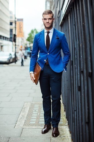 Come indossare e abbinare un blazer blu in modo formale: Abbina un blazer blu con pantaloni eleganti blu scuro per essere sofisticato e di classe. Questo outfit si abbina perfettamente a un paio di scarpe oxford in pelle marrone scuro.
