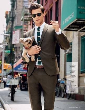 Come indossare e abbinare una cravatta a righe orizzontali foglia di tè per un uomo di 30 anni quando fa caldo in modo formale: Scegli un blazer marrone e una cravatta a righe orizzontali foglia di tè come un vero gentiluomo.