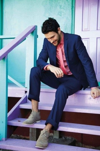 Come indossare e abbinare una cravatta di seta rosa: Potresti abbinare un blazer blu scuro con una cravatta di seta rosa come un vero gentiluomo. Calza un paio di chukka in pelle scamosciata grigie per avere un aspetto più rilassato.