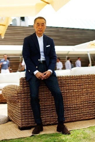 Come indossare e abbinare pantaloni eleganti con chukka per un uomo di 50 anni in modo formale: Coniuga un blazer blu scuro con pantaloni eleganti per un look elegante e di classe. Perché non aggiungere un paio di chukka per un tocco più rilassato?