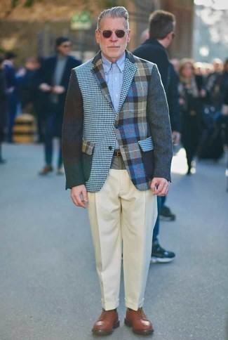 Look alla moda per uomo: Blazer scozzese blu scuro, Camicia elegante azzurra, Pantaloni eleganti beige, Scarpe derby in pelle marroni