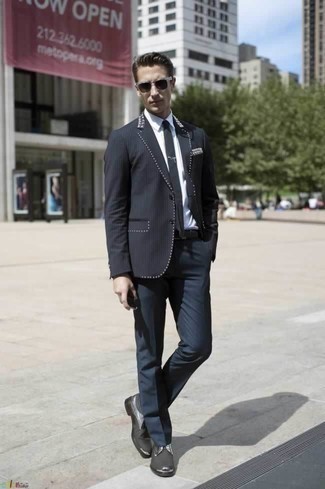 Come indossare e abbinare scarpe eleganti grigio scuro: Metti un blazer nero e pantaloni eleganti blu scuro come un vero gentiluomo. Scegli uno stile classico per le calzature e prova con un paio di scarpe eleganti grigio scuro.
