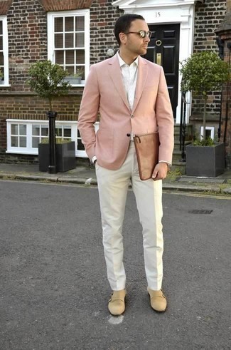 Come indossare e abbinare pantaloni eleganti bianchi con un blazer rosa: Scegli un outfit composto da un blazer rosa e pantaloni eleganti bianchi per un look elegante e di classe. Completa questo look con un paio di scarpe double monk in pelle scamosciata beige.
