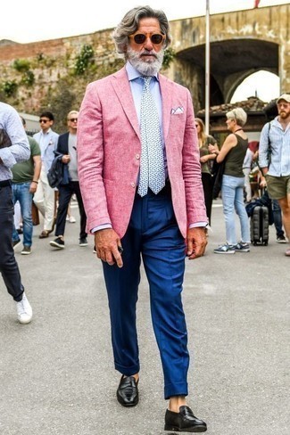 Come indossare e abbinare un blazer rosa: Potresti abbinare un blazer rosa con pantaloni eleganti blu per essere sofisticato e di classe. Mocassini eleganti in pelle neri sono una valida scelta per completare il look.