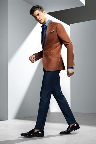 Quale blazer indossare con una camicia elegante blu per un uomo di 20 anni quando fa caldo: Combina un blazer con una camicia elegante blu per un look elegante e alla moda. Mocassini eleganti in pelle neri sono una splendida scelta per completare il look.
