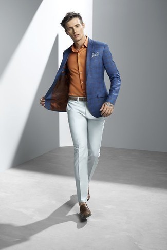 Come indossare e abbinare una camicia elegante arancione con un blazer scozzese blu: Combina un blazer scozzese blu con una camicia elegante arancione come un vero gentiluomo. Indossa un paio di mocassini eleganti in pelle marroni per dare un tocco classico al completo.