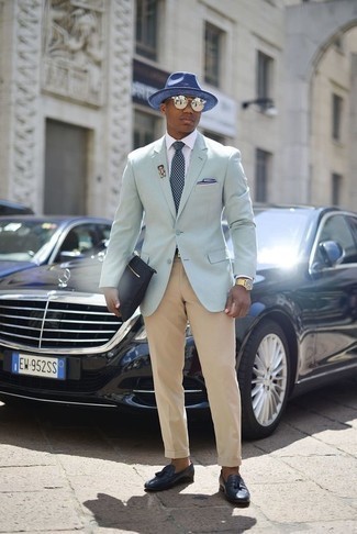 Look alla moda per uomo: Blazer verde menta, Camicia elegante bianca, Pantaloni eleganti marrone chiaro, Mocassini con nappine in pelle blu scuro