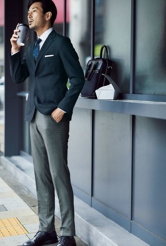 Come indossare e abbinare calzini grigio scuro per un uomo di 30 anni in modo formale: Indossa un blazer blu scuro e calzini grigio scuro per una sensazione di semplicità e spensieratezza. Calza un paio di scarpe derby in pelle nere per mettere in mostra il tuo gusto per le scarpe di alta moda.