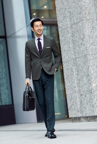 Quale pantaloni eleganti indossare con un blazer grigio in estate 2024: Scegli uno stile classico in un blazer grigio e pantaloni eleganti. Scarpe derby in pelle nere sono una eccellente scelta per completare il look. Ecco un outfit estivo perfetto per il tuo.