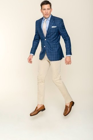 Come indossare e abbinare una cravatta beige: Coniuga un blazer a quadri blu scuro con una cravatta beige come un vero gentiluomo. Mocassini eleganti in pelle marroni sono una buona scelta per completare il look.