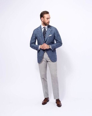 Come indossare e abbinare un blazer blu con pantaloni eleganti grigi per un uomo di 30 anni in modo formale: Indossa un blazer blu con pantaloni eleganti grigi come un vero gentiluomo. Perfeziona questo look con un paio di scarpe oxford in pelle marroni.