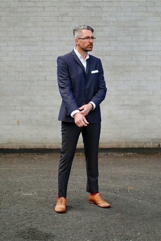 Moda uomo anni 40 in modo formale: Scegli un blazer blu scuro e pantaloni eleganti neri per un look elegante e di classe. Non vuoi calcare troppo la mano con le scarpe? Prova con un paio di scarpe brogue in pelle marrone chiaro per la giornata.