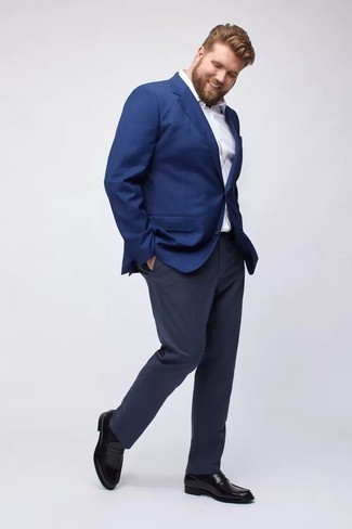 Look alla moda per uomo: Blazer blu, Camicia elegante bianca, Pantaloni eleganti blu scuro, Mocassini eleganti in pelle neri