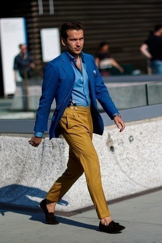 Come indossare e abbinare un blazer blu con pantaloni eleganti gialli in modo formale: Punta su un blazer blu e pantaloni eleganti gialli per essere sofisticato e di classe. Mocassini con nappine in pelle scamosciata neri sono una splendida scelta per completare il look.