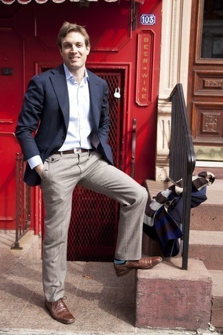 Quale pantaloni eleganti indossare con scarpe derby marroni per un uomo di 30 anni: Prova ad abbinare un blazer blu scuro con pantaloni eleganti per un look elegante e alla moda. Scarpe derby marroni sono una interessante scelta per completare il look.