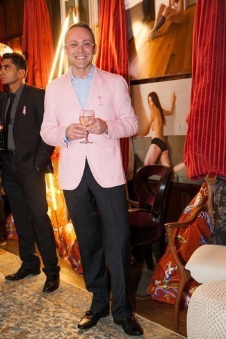 Quale mocassini eleganti indossare con un blazer rosa per un uomo di 30 anni quando fa caldo in modo formale: Coniuga un blazer rosa con pantaloni eleganti neri per un look elegante e di classe. Mocassini eleganti sono una valida scelta per completare il look.