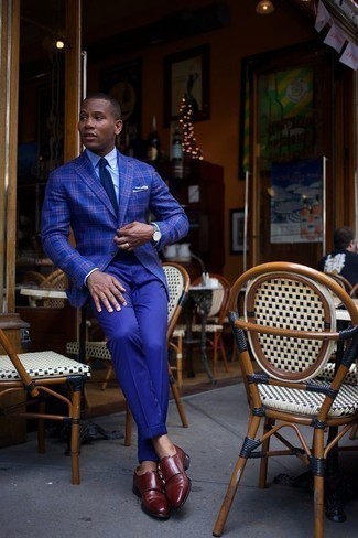 Come indossare e abbinare un blazer blu con pantaloni eleganti blu per un uomo di 20 anni: Prova a combinare un blazer blu con pantaloni eleganti blu come un vero gentiluomo. Scarpe double monk in pelle bordeaux sono una valida scelta per completare il look.