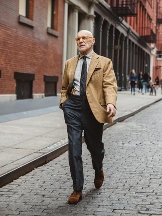 Quale blazer indossare con scarpe oxford marrone scuro per un uomo di 60 anni quando fa caldo: Vestiti con un blazer e pantaloni eleganti grigio scuro come un vero gentiluomo. Completa questo look con un paio di scarpe oxford marrone scuro.
