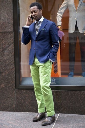 Come indossare e abbinare un fazzoletto da taschino verde menta per un uomo di 30 anni: Per un outfit della massima comodità, indossa un blazer blu con un fazzoletto da taschino verde menta. Calza un paio di scarpe brogue in pelle marroni per un tocco virile.