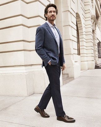 Come indossare e abbinare calzini neri per un uomo di 40 anni in modo formale: Mostra il tuo stile in un blazer blu con calzini neri per una sensazione di semplicità e spensieratezza. Impreziosisci il tuo outfit con un paio di mocassini con nappine in pelle marroni.