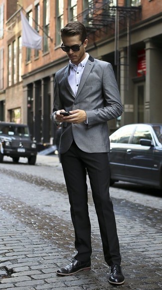 Quale scarpe derby indossare con un blazer grigio per un uomo di 20 anni quando fa caldo: Potresti indossare un blazer grigio e pantaloni eleganti neri per un look elegante e alla moda. Scarpe derby sono una interessante scelta per completare il look.