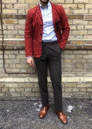 Come indossare e abbinare pantaloni eleganti grigio scuro in modo formale: Abbina un blazer rosso con pantaloni eleganti grigio scuro come un vero gentiluomo. Scarpe oxford in pelle marroni sono una gradevolissima scelta per completare il look.