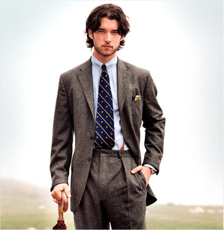 Look alla moda per uomo: Blazer di lana marrone scuro, Camicia elegante blu, Pantaloni eleganti di lana marroni, Cravatta di seta a righe verticali blu