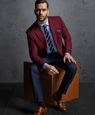 Come indossare e abbinare un blazer rosso per un uomo di 30 anni: Potresti abbinare un blazer rosso con pantaloni eleganti blu scuro come un vero gentiluomo. Scarpe double monk in pelle marroni sono una validissima scelta per completare il look.
