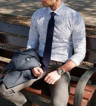 Come indossare e abbinare una cravatta blu scuro in modo formale: Potresti indossare un blazer blu scuro e una cravatta blu scuro per un look elegante e alla moda.