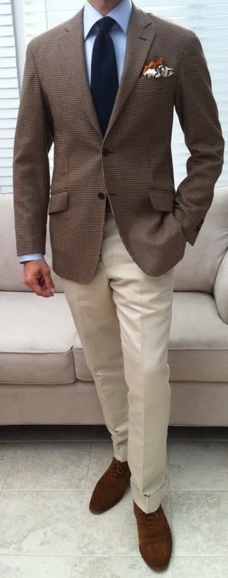 Come indossare e abbinare un blazer marrone in modo formale: Prova a combinare un blazer marrone con pantaloni eleganti bianchi come un vero gentiluomo. Scarpe oxford in pelle scamosciata marroni sono una interessante scelta per completare il look.